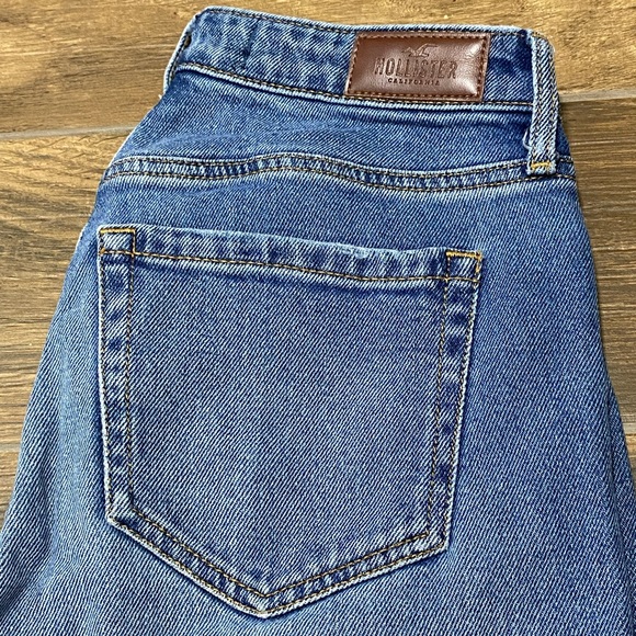 Mid-rise crop Boyfriend (Hollister vintage stretch). Size- 0R , W24, L24 - Picture 4 of 4